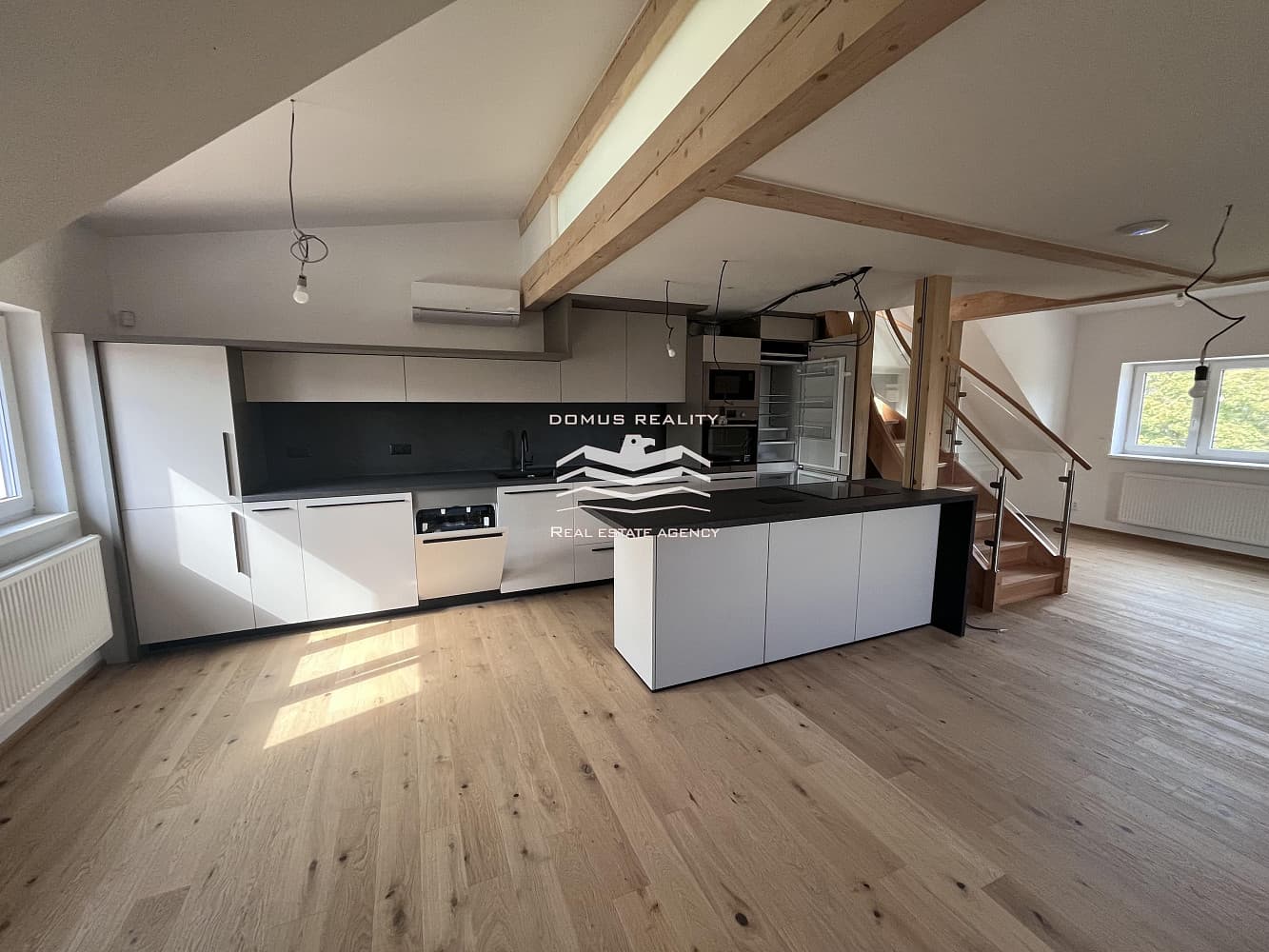 Pronájem bytu 4+kk 100 m²