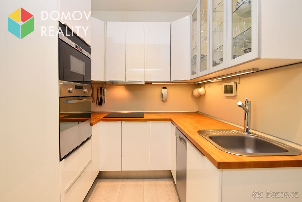Světlý , moderně zařízený cihlový byt 2+kk, 52,7 m², Praha