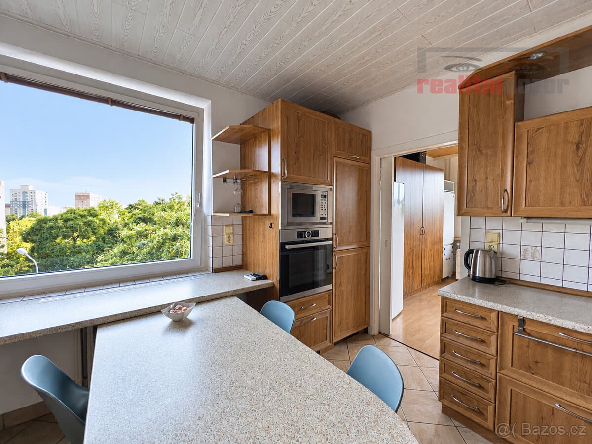 Prostorný byt 4+1 se dvěma zasklenými lodžiemi, Brno-Bystrc