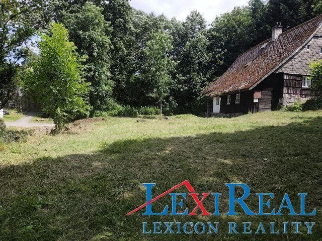 Pozemek o výměře 670 m2, s chalupou zastavěná plocha 217 m2.
