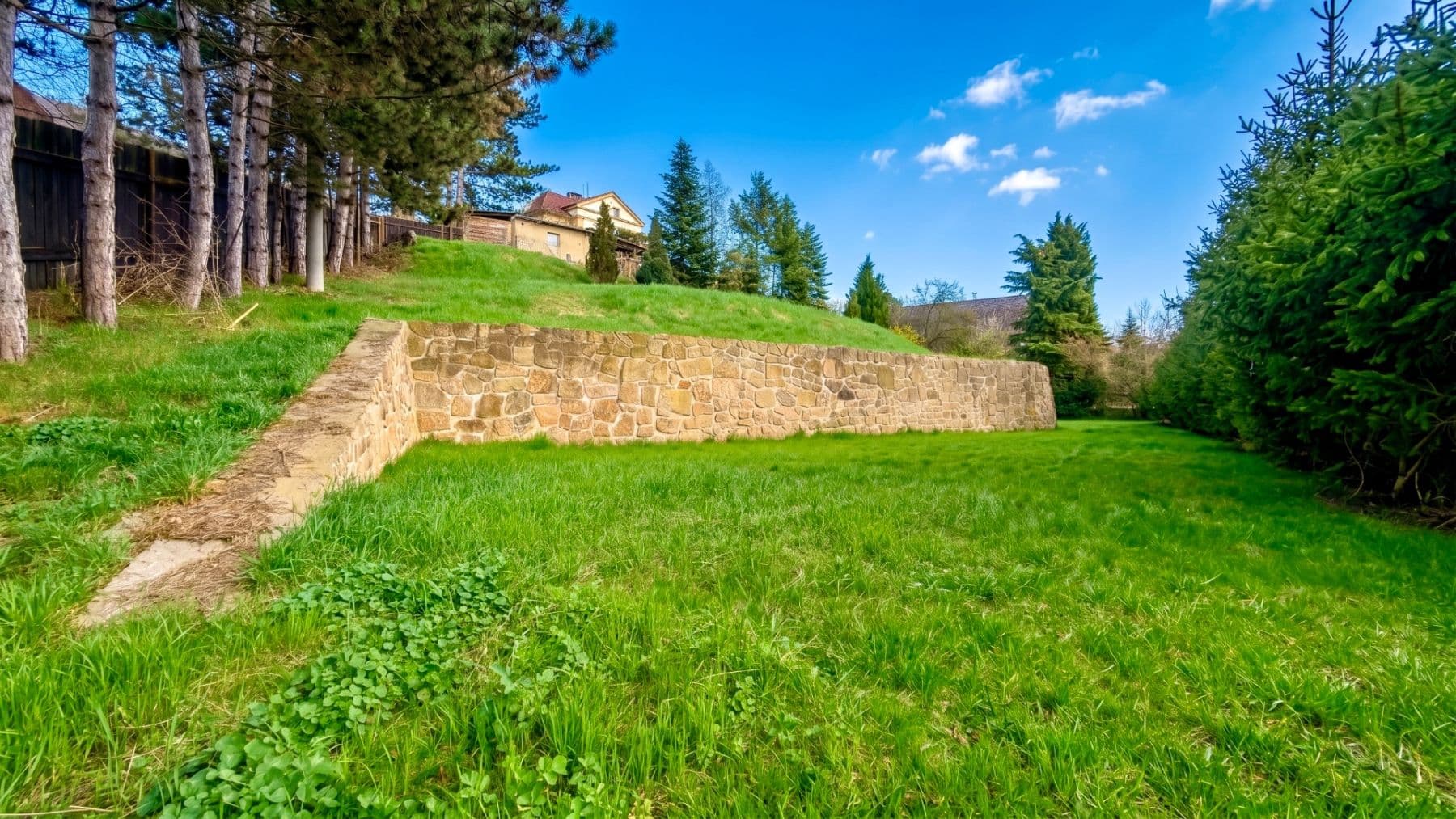 Prodej pozemku 1.210 m²